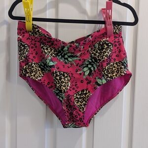 Torrid size 1 EUC Pink Leopard Pineapple Print Bikini Bottoms